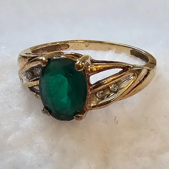 Vintage 1980 Oval Cut Emerald Gemstone and Gold Ring - Picture 1 of 5